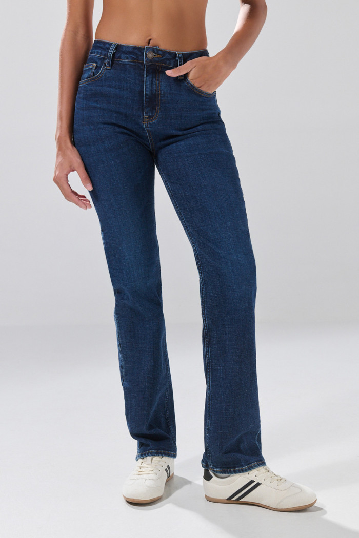 Jean infaltables azul oscuro straight leg con tiro alto
