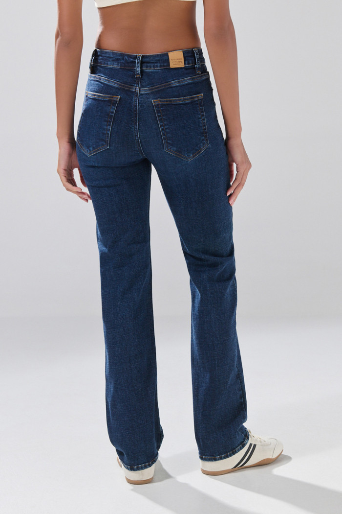 Jean infaltables azul oscuro straight leg con tiro alto
