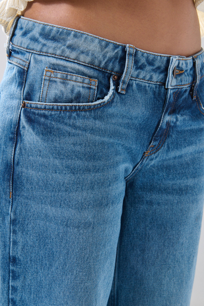 Jean infaltables tipo open leg azul medio con bota ancha
