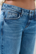 Jean infaltables tipo open leg azul medio con bota ancha
