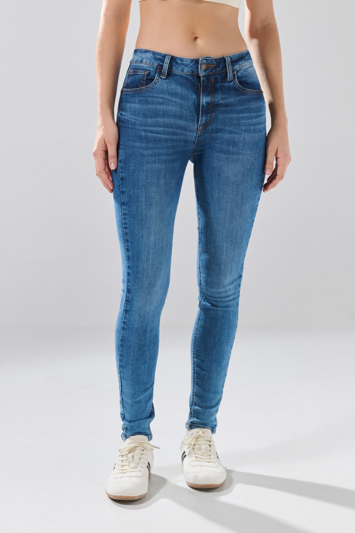 Jean azul medio push up infaltables con tiro alto y realce
