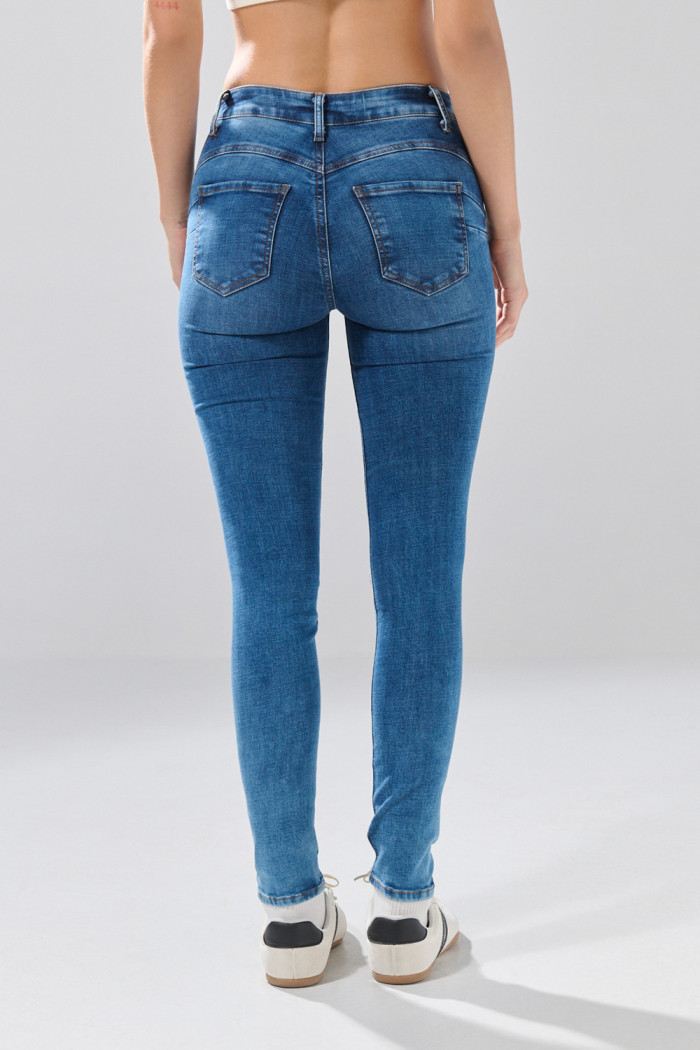 Jean azul medio push up infaltables con tiro alto y realce
