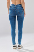 Jean azul medio push up infaltables con tiro alto y realce
