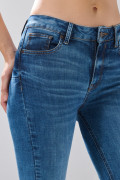 Jean azul medio push up infaltables con tiro alto y realce
