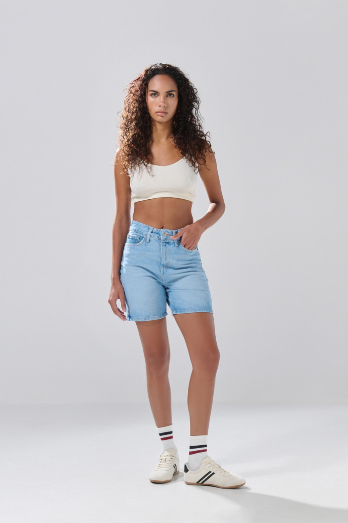 Short azul claro de jean con desgastes y tiro alto
