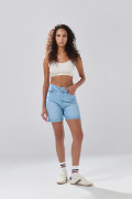 Short azul claro de jean con desgastes y tiro alto

