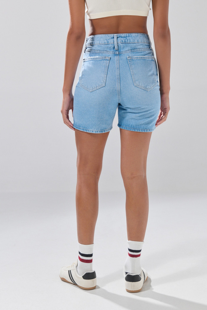 Short azul claro de jean con desgastes y tiro alto
