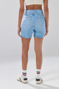 Short azul claro de jean con desgastes y tiro alto
