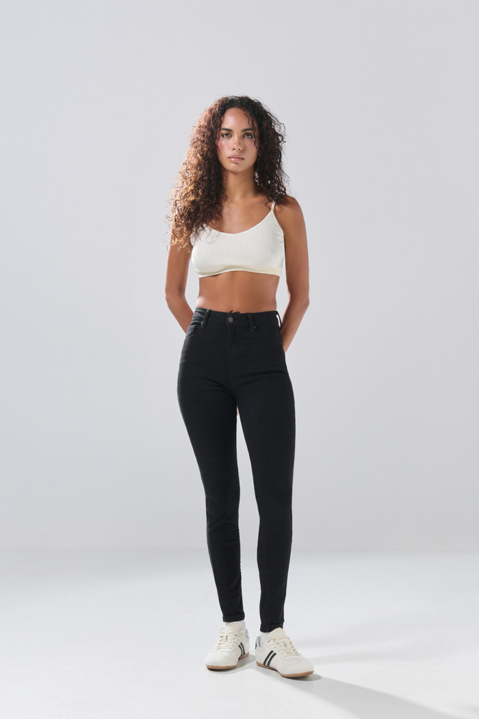 Jean negro súper skinny infaltables con 5 bolsillos
