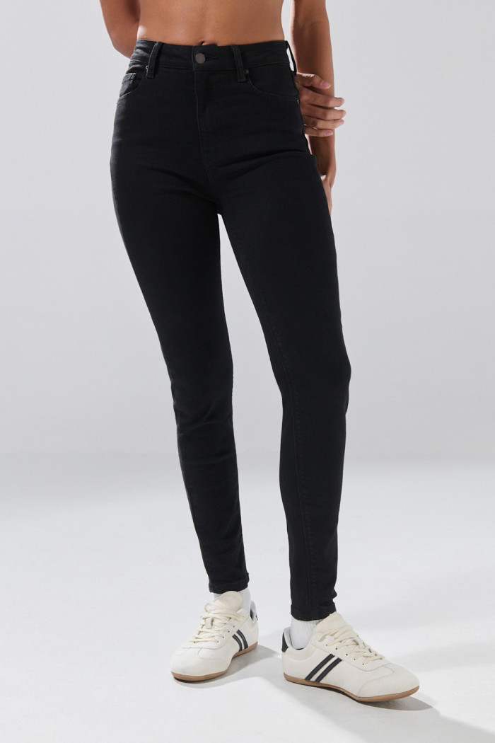 Jean negro súper skinny infaltables con 5 bolsillos
