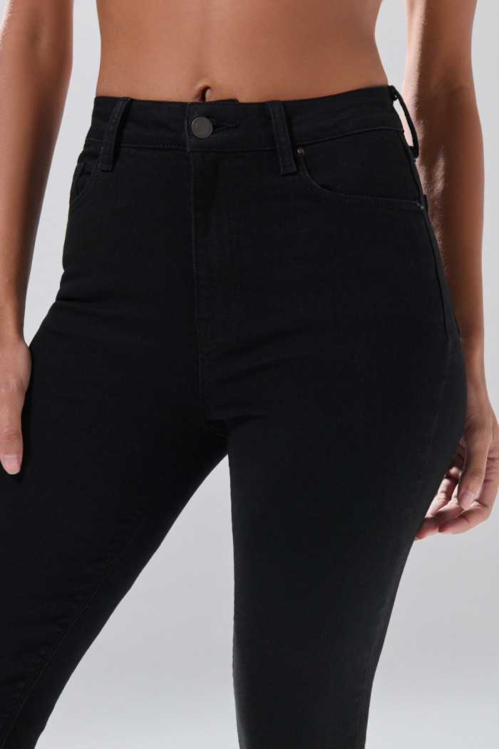 Jean negro súper skinny infaltables con 5 bolsillos
