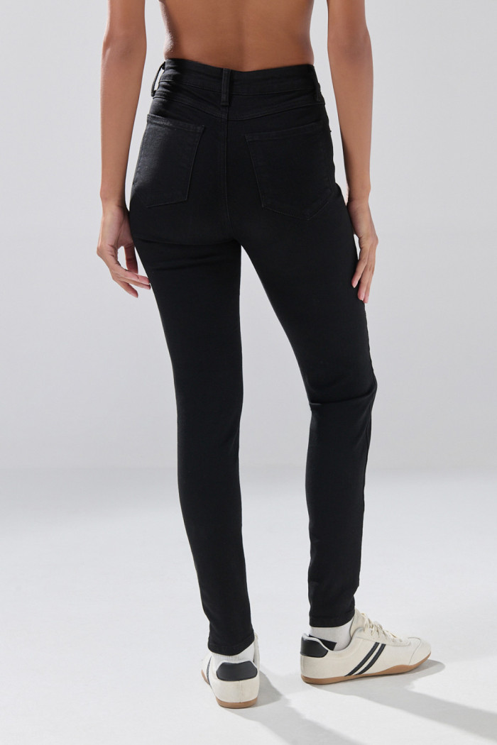 Jean negro súper skinny infaltables con 5 bolsillos
