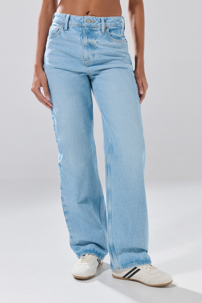 Jean 90´S azul claro infaltables con bota recta y tiro alto
