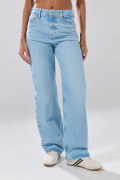 Jean 90´S azul claro infaltables con bota recta y tiro alto
