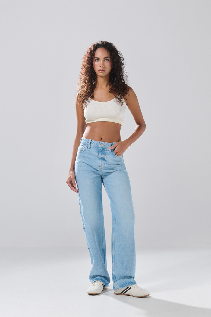 Jean 90´S azul claro infaltables con bota recta y tiro alto
