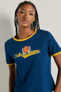 Camiseta azul con contrastes, diseño college y manga corta