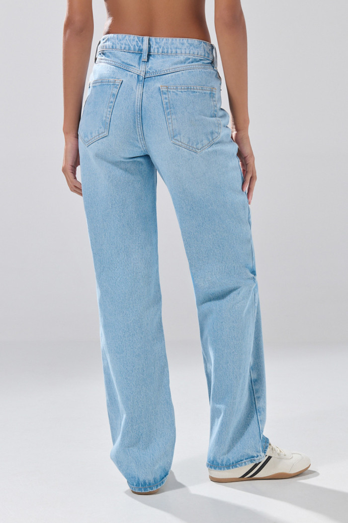 Jean 90´S azul claro infaltables con bota recta y tiro alto
