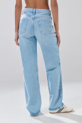 Jean 90´S azul claro infaltables con bota recta y tiro alto
