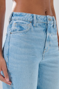 Jean 90´S azul claro infaltables con bota recta y tiro alto
