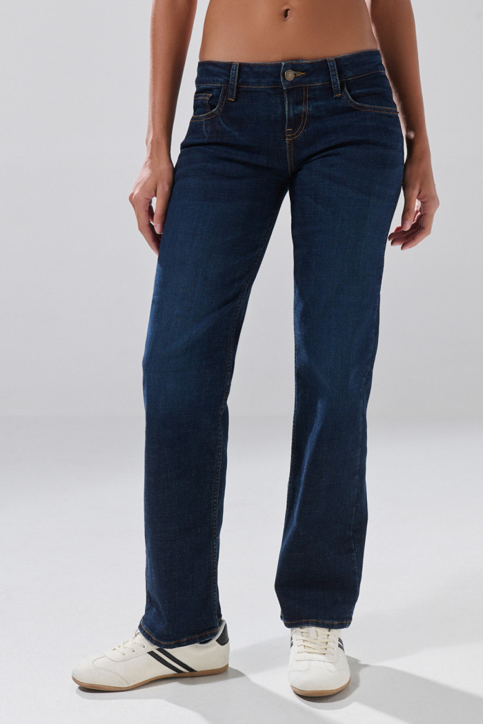 Jean straight leg infaltables azul tiro bajo con bolsillos
