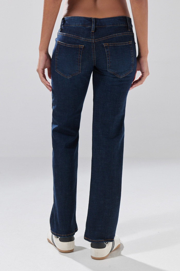 Jean straight leg infaltables azul tiro bajo con bolsillos
