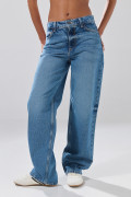 Jean infaltables azul medio 90´S con bota recta y desgastes

