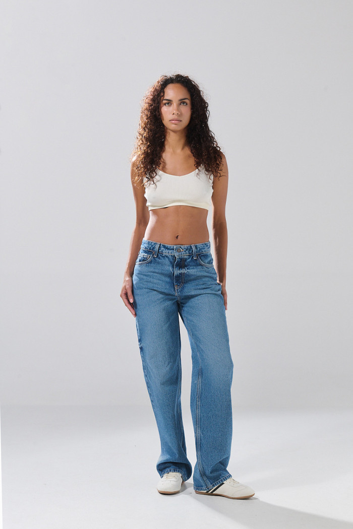 Jean infaltables azul medio 90´S con bota recta y desgastes

