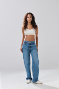 Jean infaltables azul medio 90´S con bota recta y desgastes
