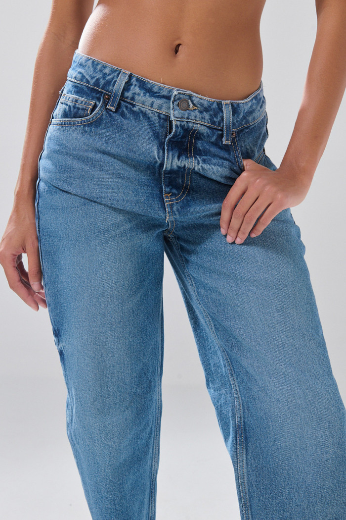 Jean infaltables azul medio 90´S con bota recta y desgastes
