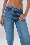 Jean infaltables azul medio 90´S con bota recta y desgastes
