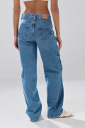 Jean infaltables azul medio 90´S con bota recta y desgastes
