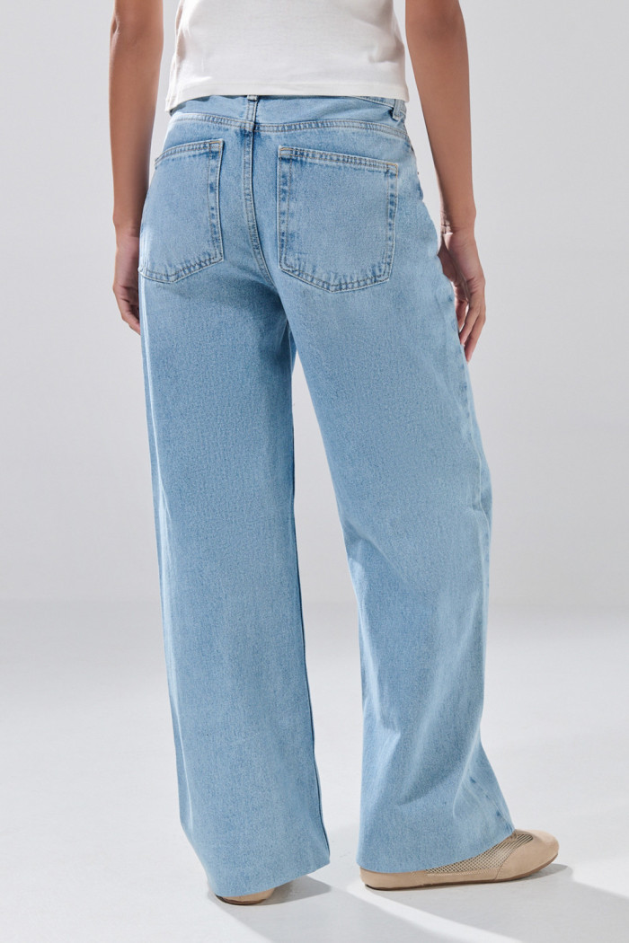Jean infaltables straight leg azul oscuro con 5 bolsillos
