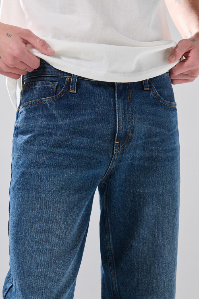 Jean azul oscuro 90´S infaltables con tiro bajo
