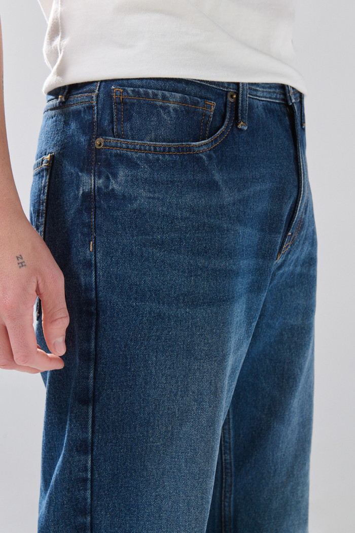 Jean azul oscuro 90´S infaltables con tiro bajo
