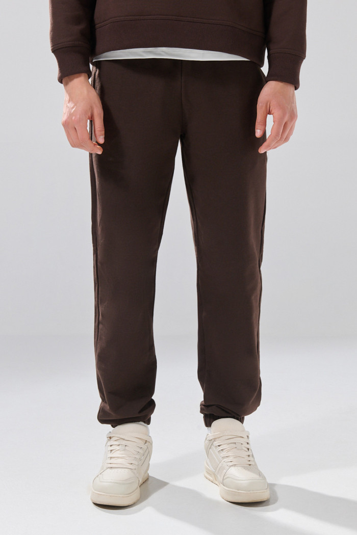 Pantalón unicolor jogger con bolsillos laterales y bota recta