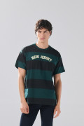 Camiseta verde oscura college a rayas con cuello redondo 
