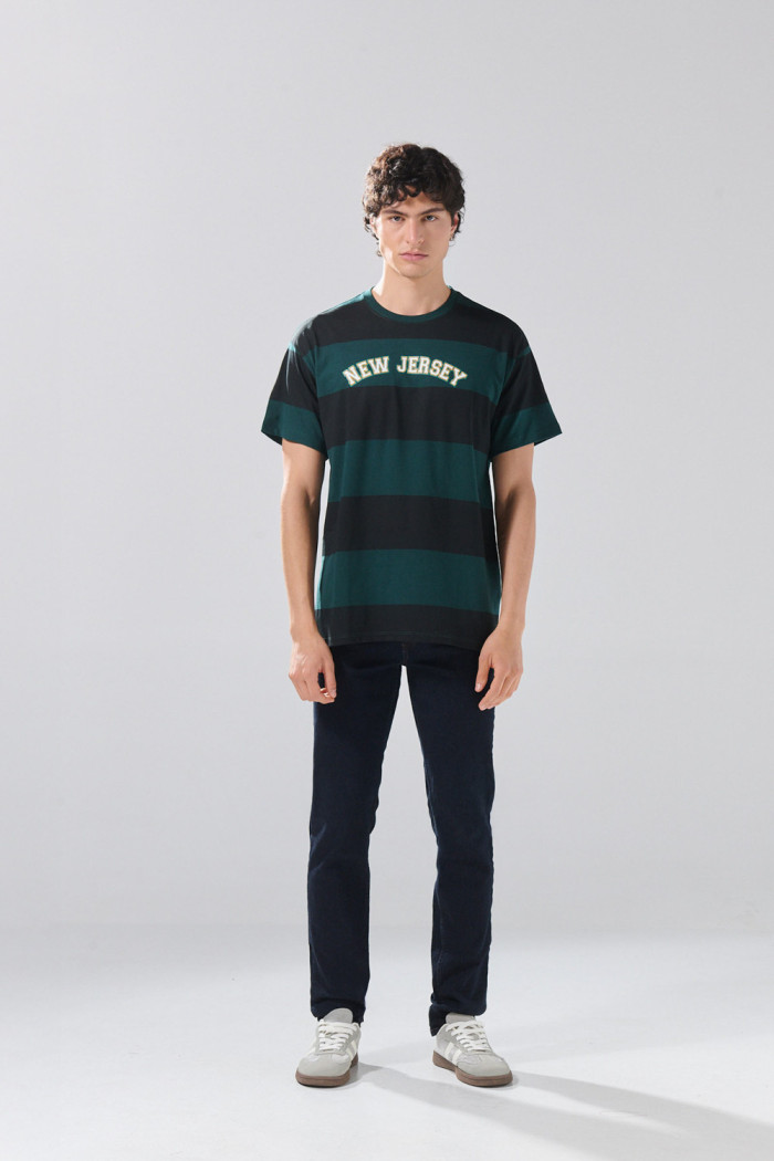 Camiseta verde oscura college a rayas con cuello redondo 
