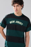 Camiseta verde oscura college a rayas con cuello redondo 
