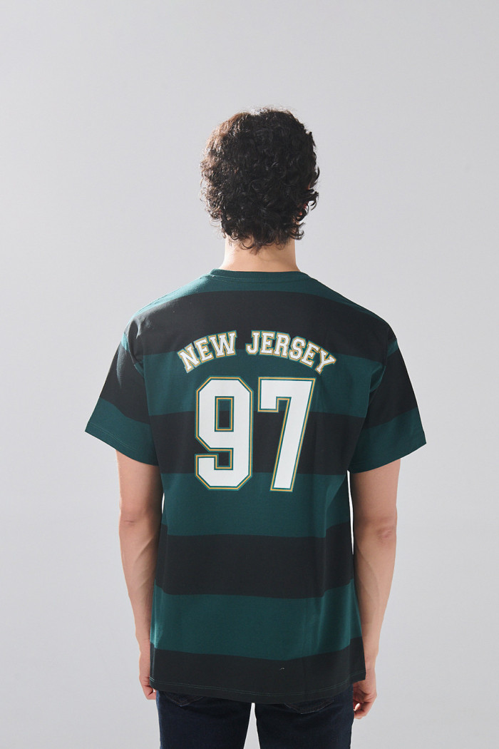 Camiseta verde oscura college a rayas con cuello redondo 
