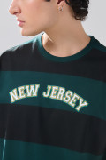 Camiseta verde oscura college a rayas con cuello redondo 
