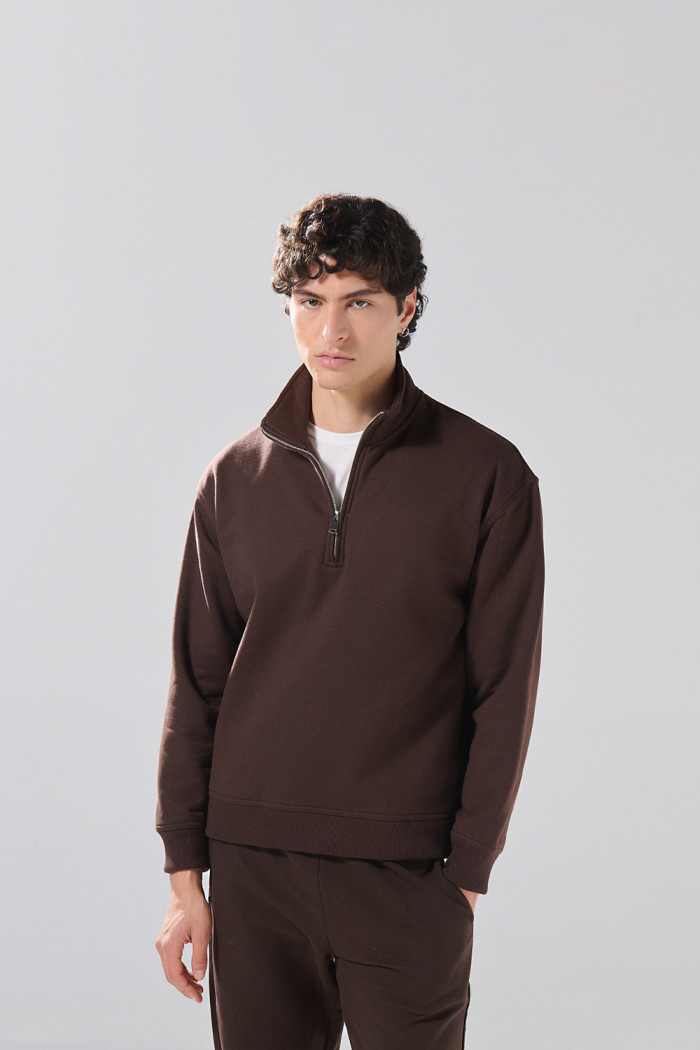 Buzo cuello alto oversize unicolor con cremallera
