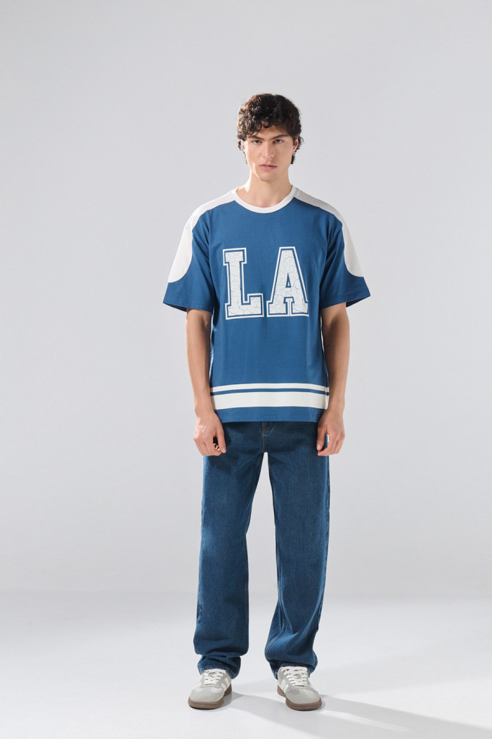 Camiseta oversize azul manga corta college con cortes 

