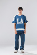 Camiseta oversize azul manga corta college con cortes 
