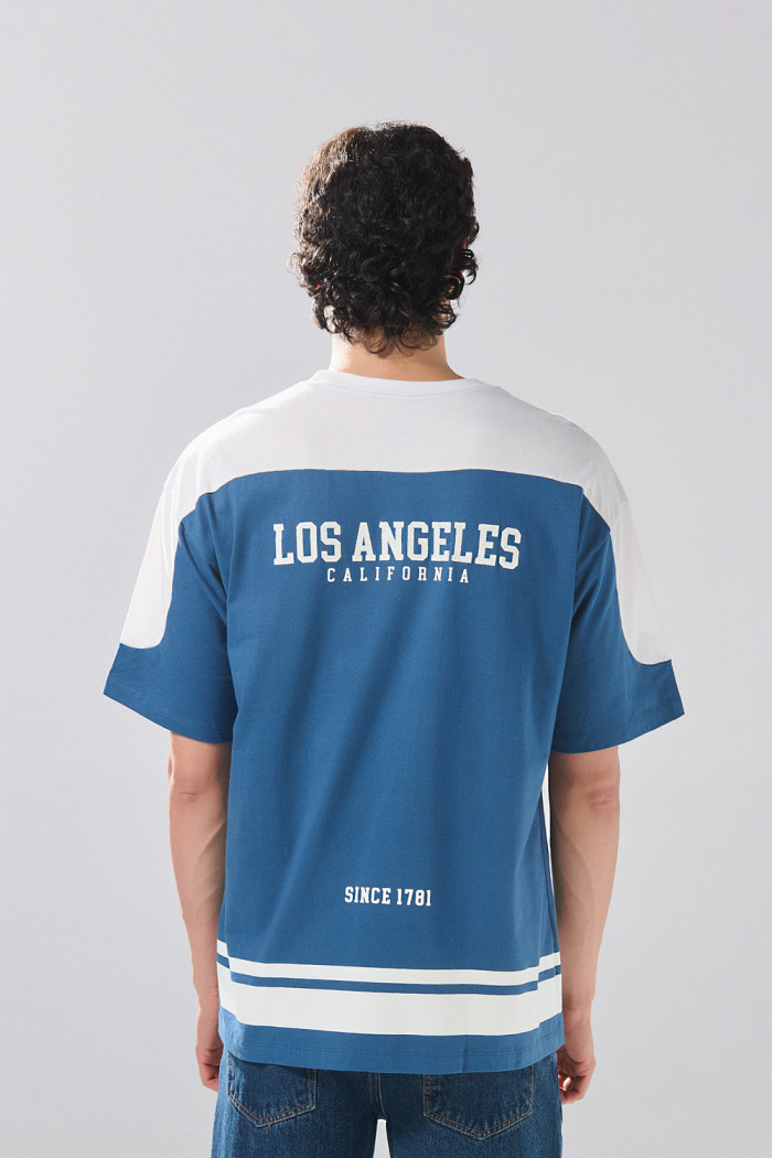 Camiseta oversize azul manga corta college con cortes 
