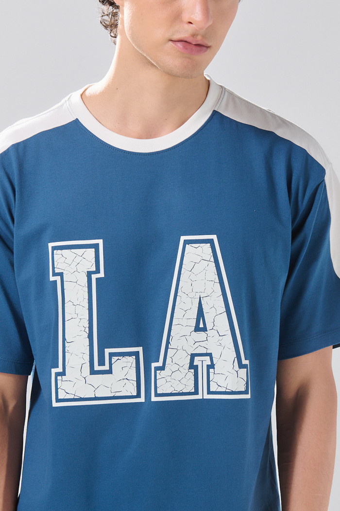 Camiseta oversize azul manga corta college con cortes 
