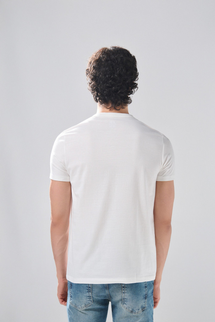 Camiseta en algodón college crema clara con cuello redondo
