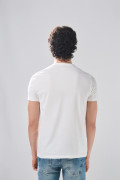 Camiseta en algodón college crema clara con cuello redondo
