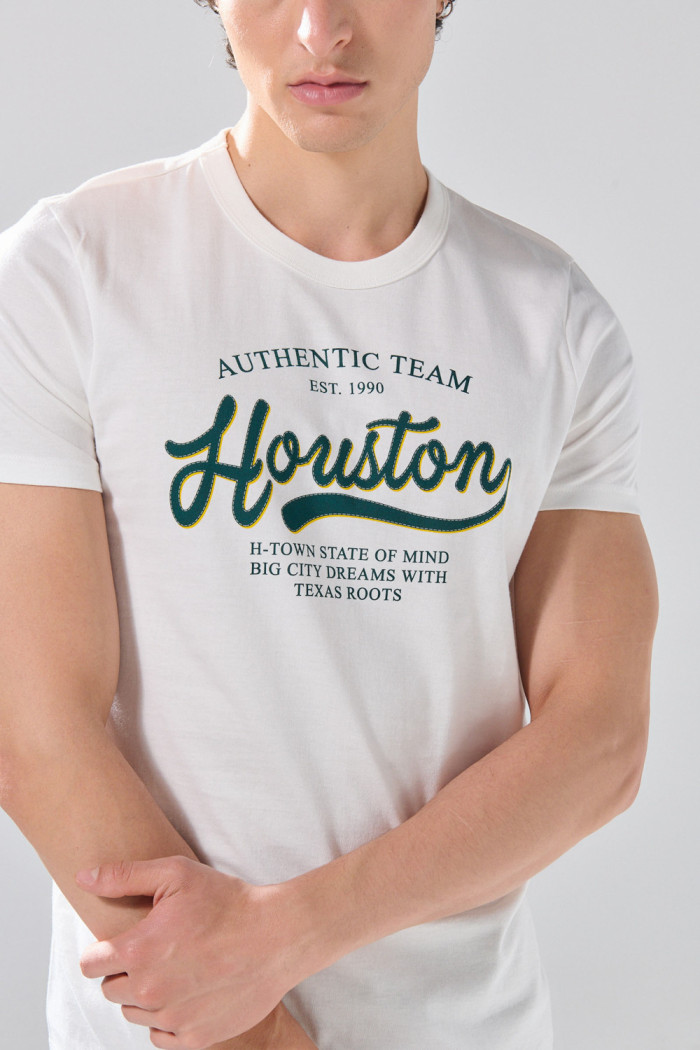 Camiseta en algodón college crema clara con cuello redondo
