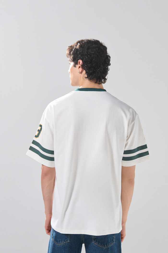 Camiseta crema cuello V oversize con artes college numéricos
