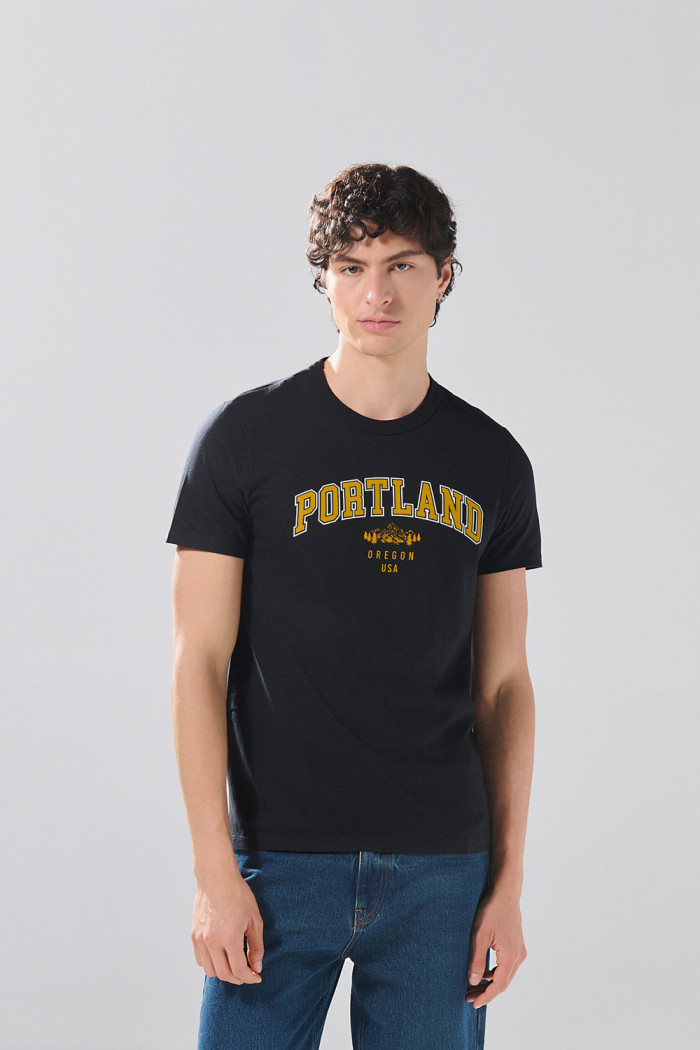 Camiseta negra en algodón college con cuello redondo
